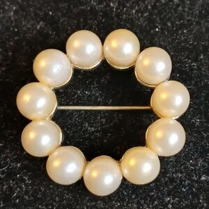 Marvella Elegant Vintage Silvertone Pearl Wreath Brooch